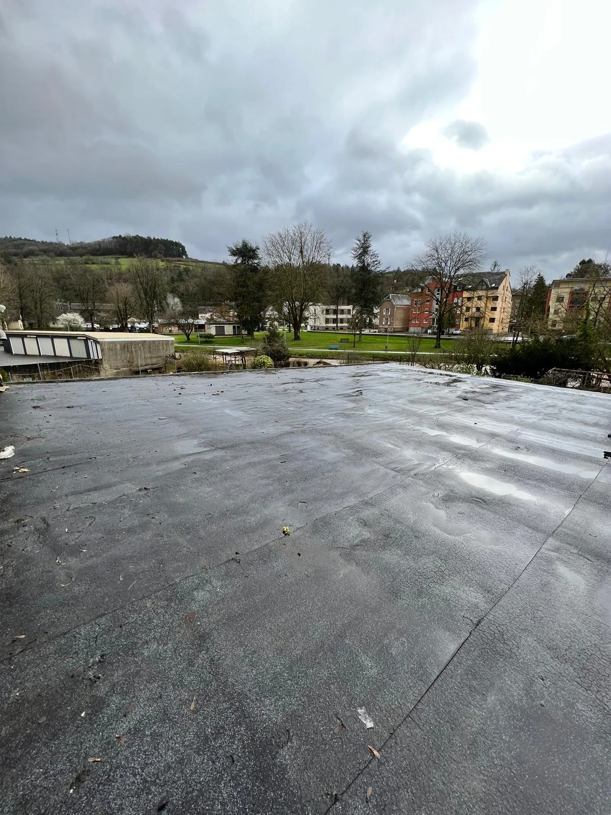 Toiture avant travaux de réfection d'étanchéité au Luxembourg, photographie 1
