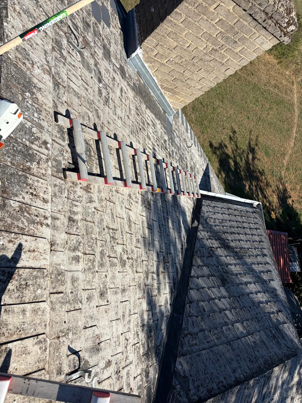 Démoussage et réparation de toiture au Luxembourg, photographie 4