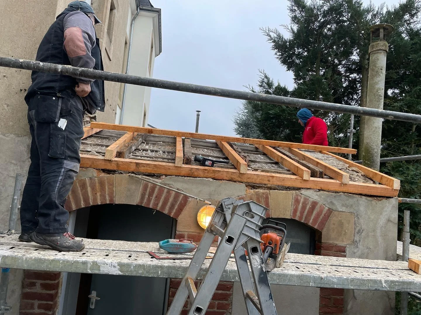 Travaux de charpente pendant une réfection de toiture au Luxembourg