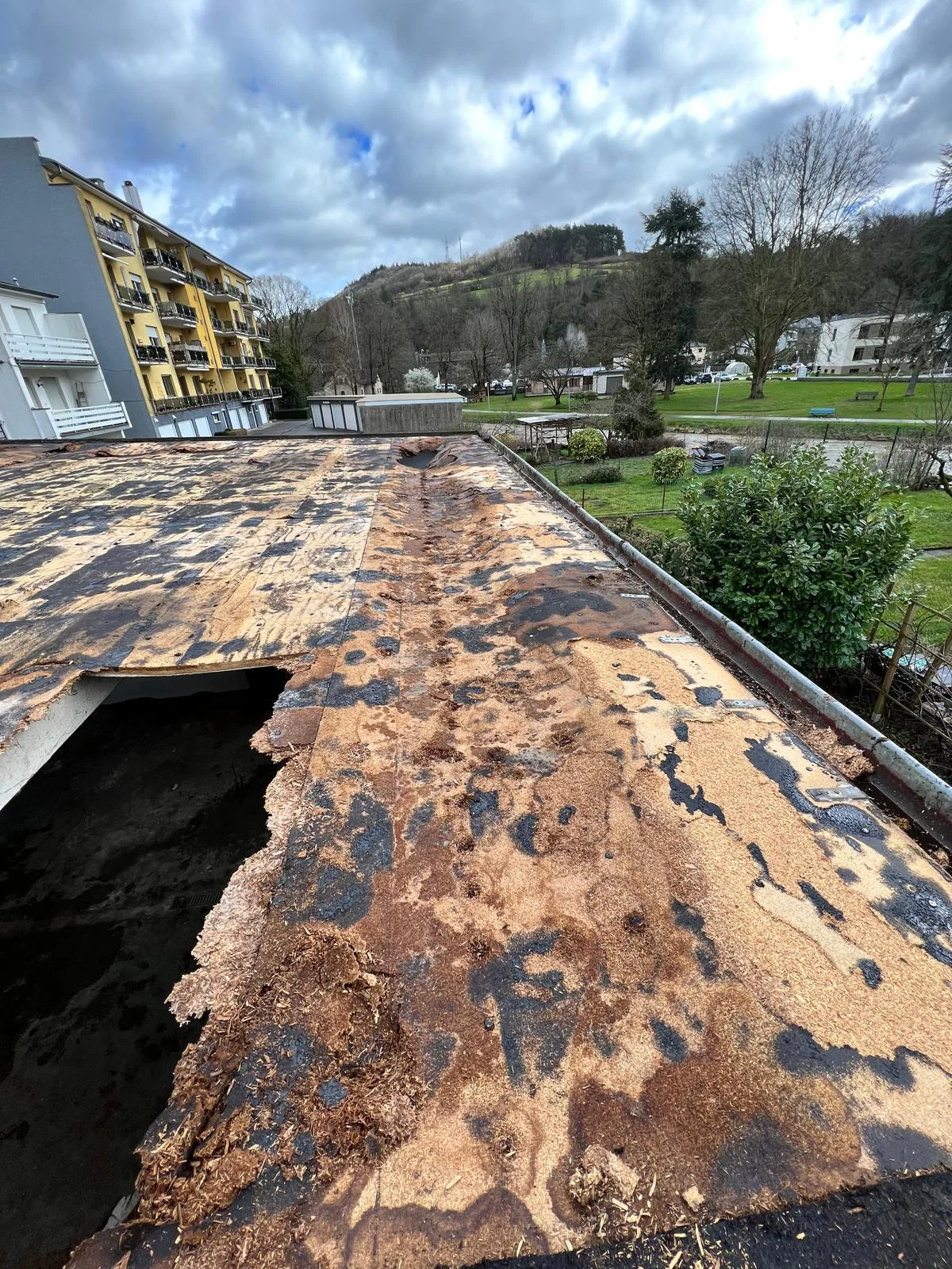 Travaux d'étanchéité de toiture en cours au Luxembourg, photographie 1