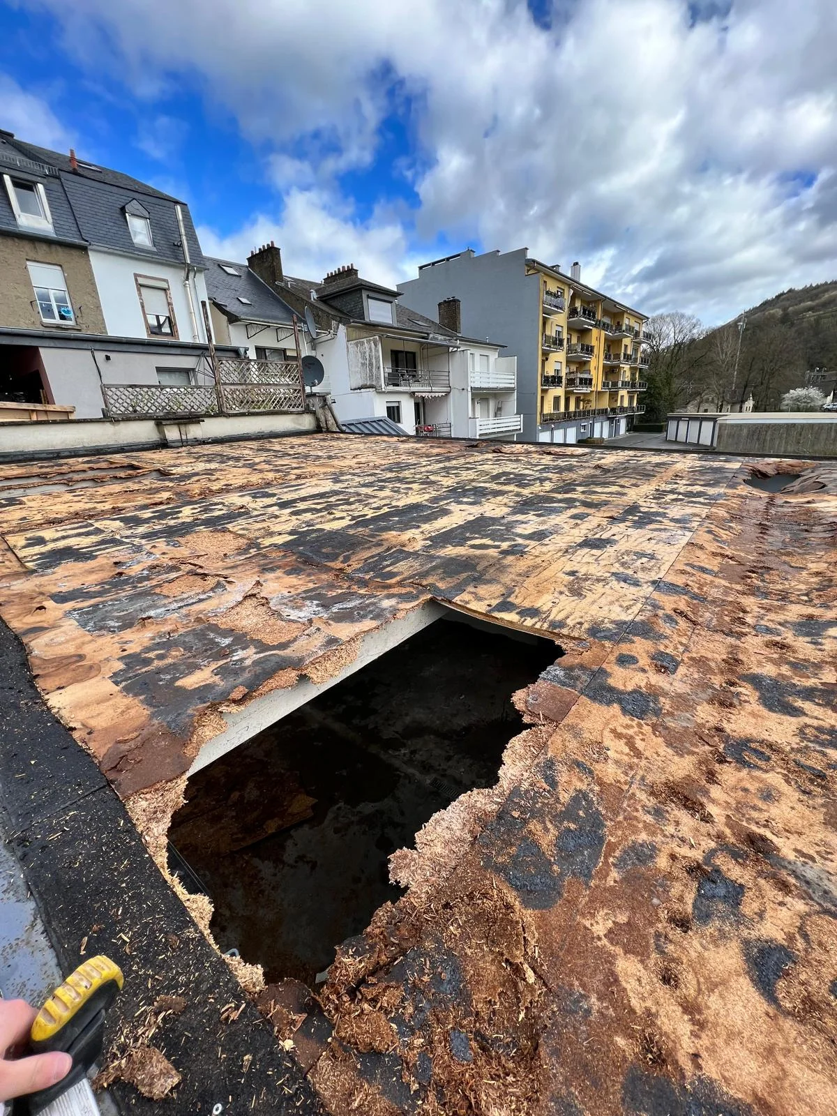Travaux d'étanchéité de toiture en cours au Luxembourg, photographie 2