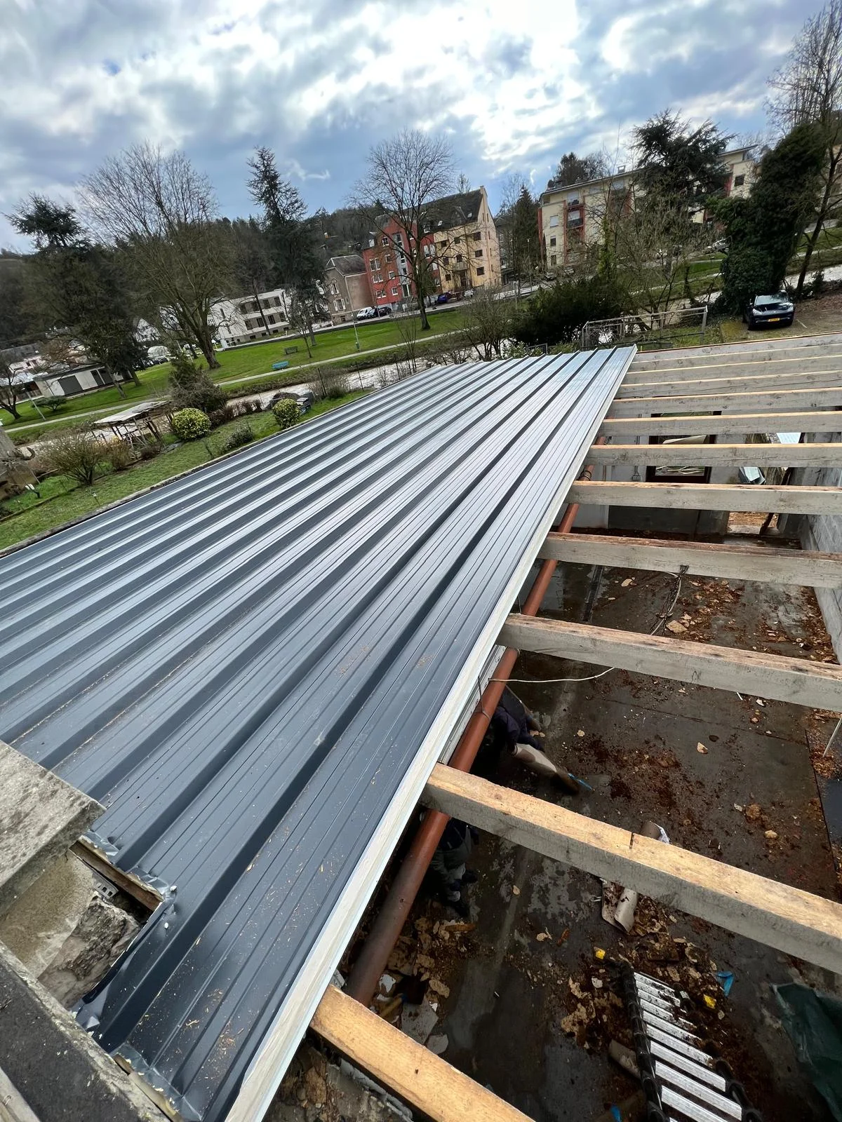 Travaux d'étanchéité de toiture en cours au Luxembourg, photographie 4