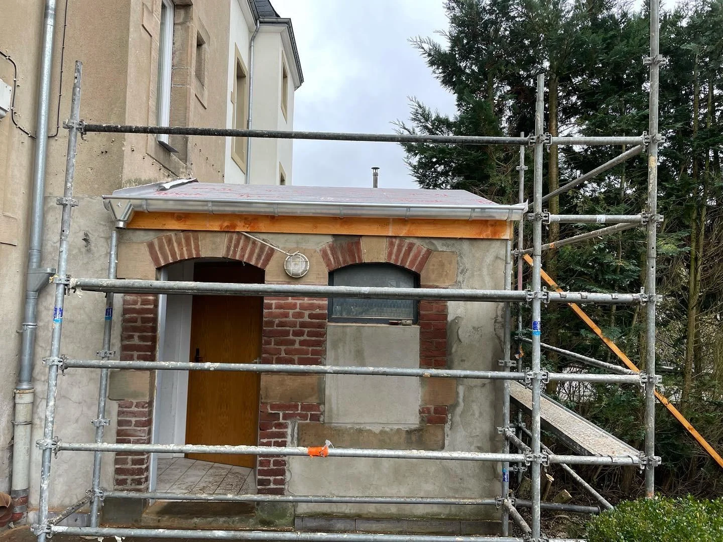 Chantier de réfection de toiture au Luxembourg par Schroeder Toiture